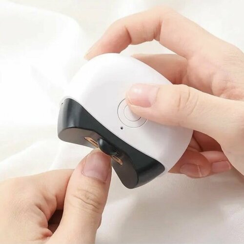 Компактный набор для маникюра включающий в себя машинку ножницы и пилку белый 1299₽