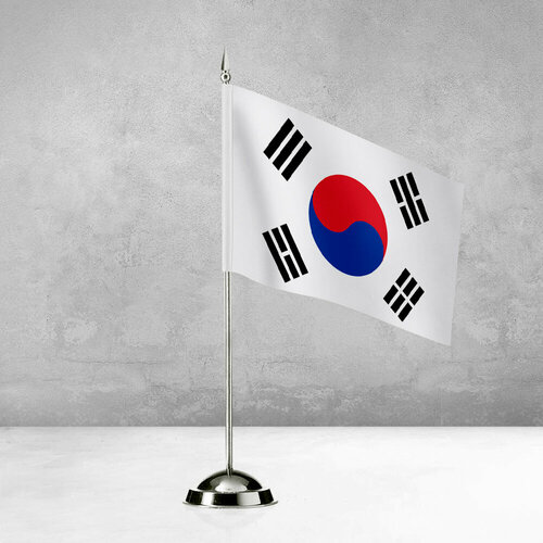 Настольный флаг Южной Кореи на пластиковой подставке под серебро флаг настольный флажок южной кореи 22 х 14 см без подставки