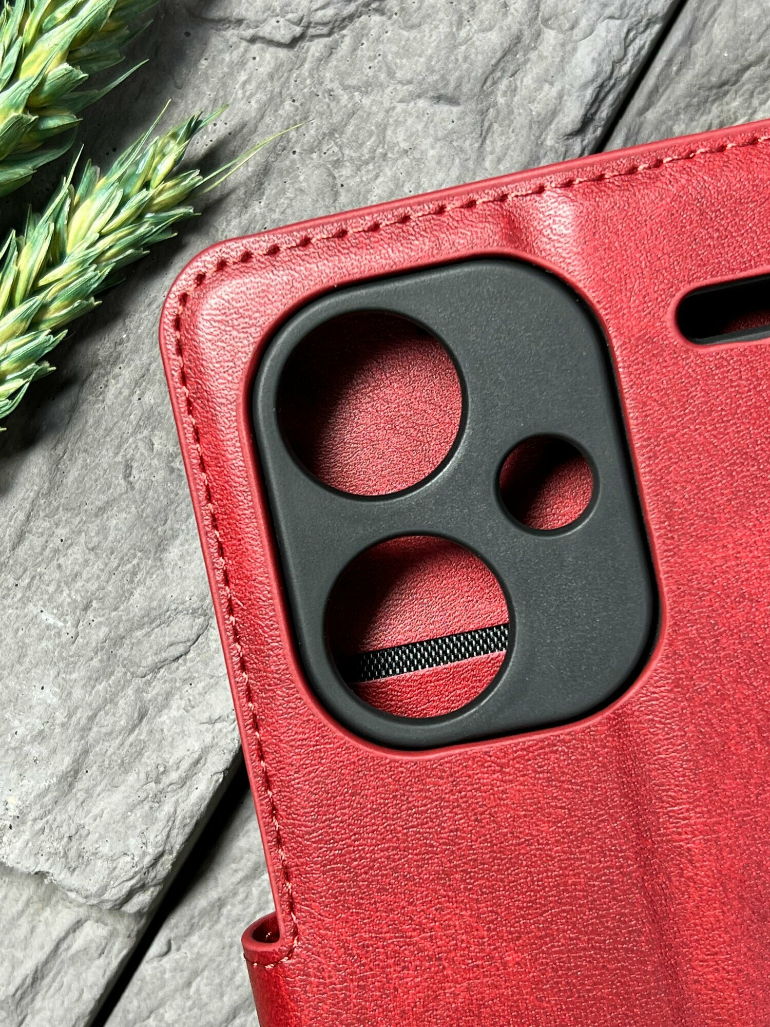 Чехол книжка для Xiaomi Redmi Note 13 Pro+ кожаный с магнитной застежкой/Сяоми Редми Ноут 13 Про+ с хлястиком, с функцией подставки, красный — фото 1