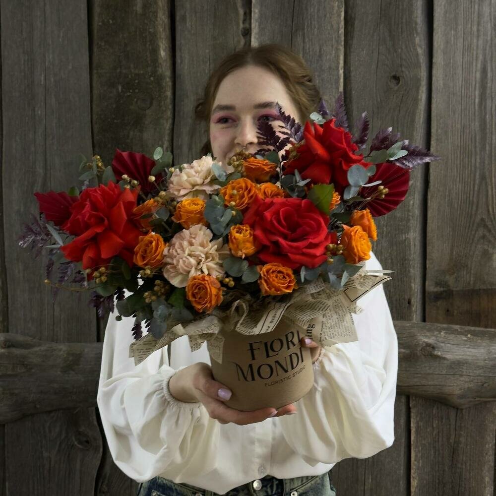 Цветы в коробке с французской розой «Nina» от Flori Mondi FM242