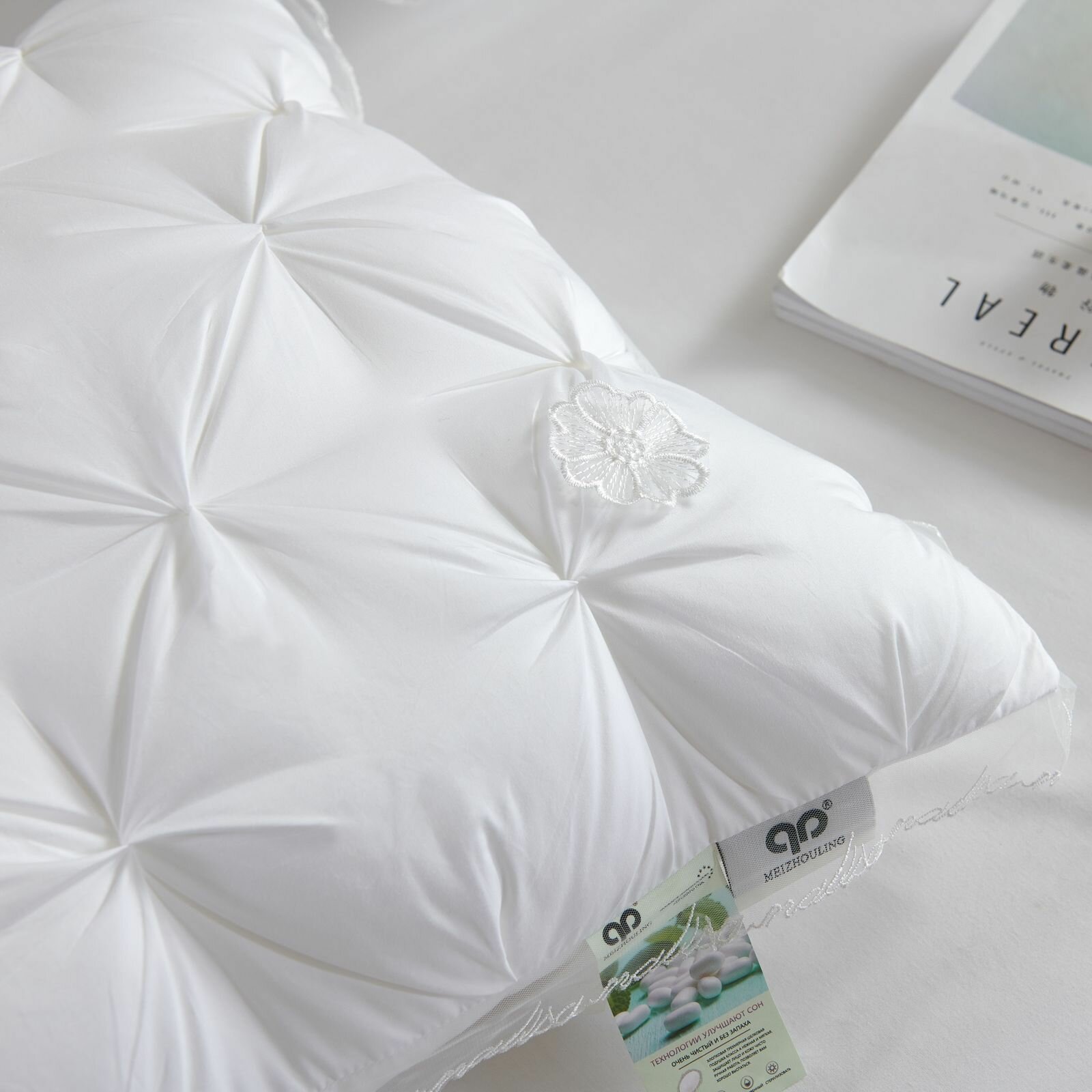 Подушка для сна из 100 % шелка, размер 50х70, белая с узором - фотография № 9