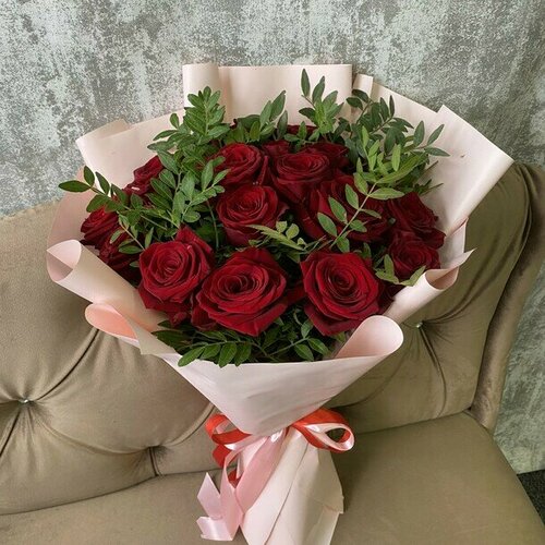 Букет из 19 красных роз с зеленью Flawery