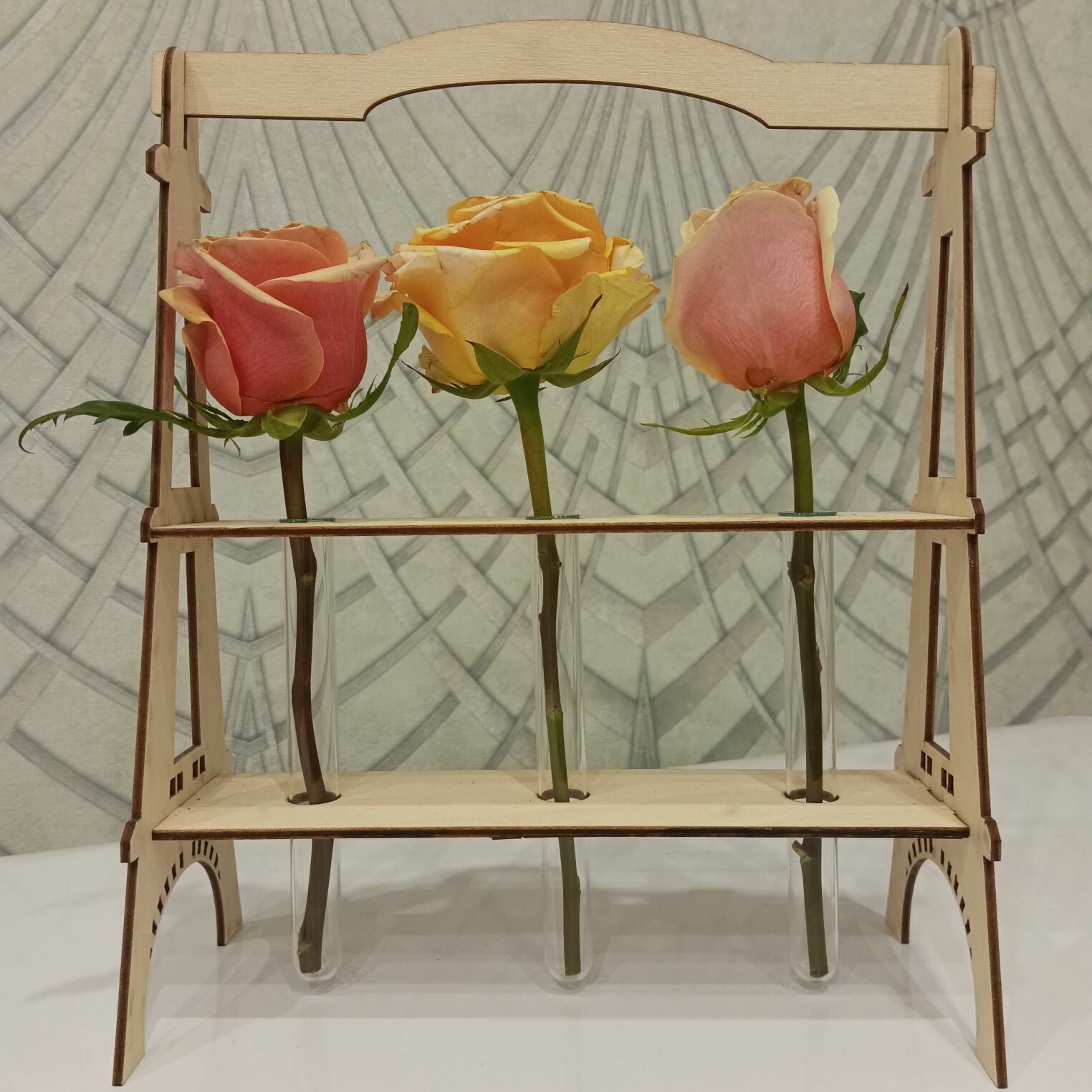 фото Ваза с пробиркой деревянная для цветов и сухоцветов "Девушка", держатель для пробирки декоративный.