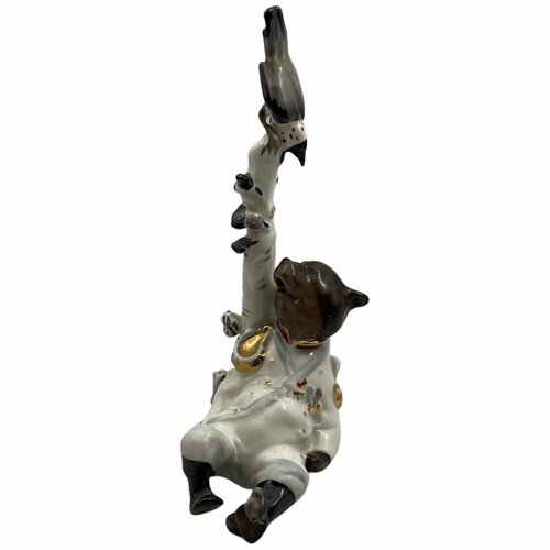 Фарфоровая статуэтка 