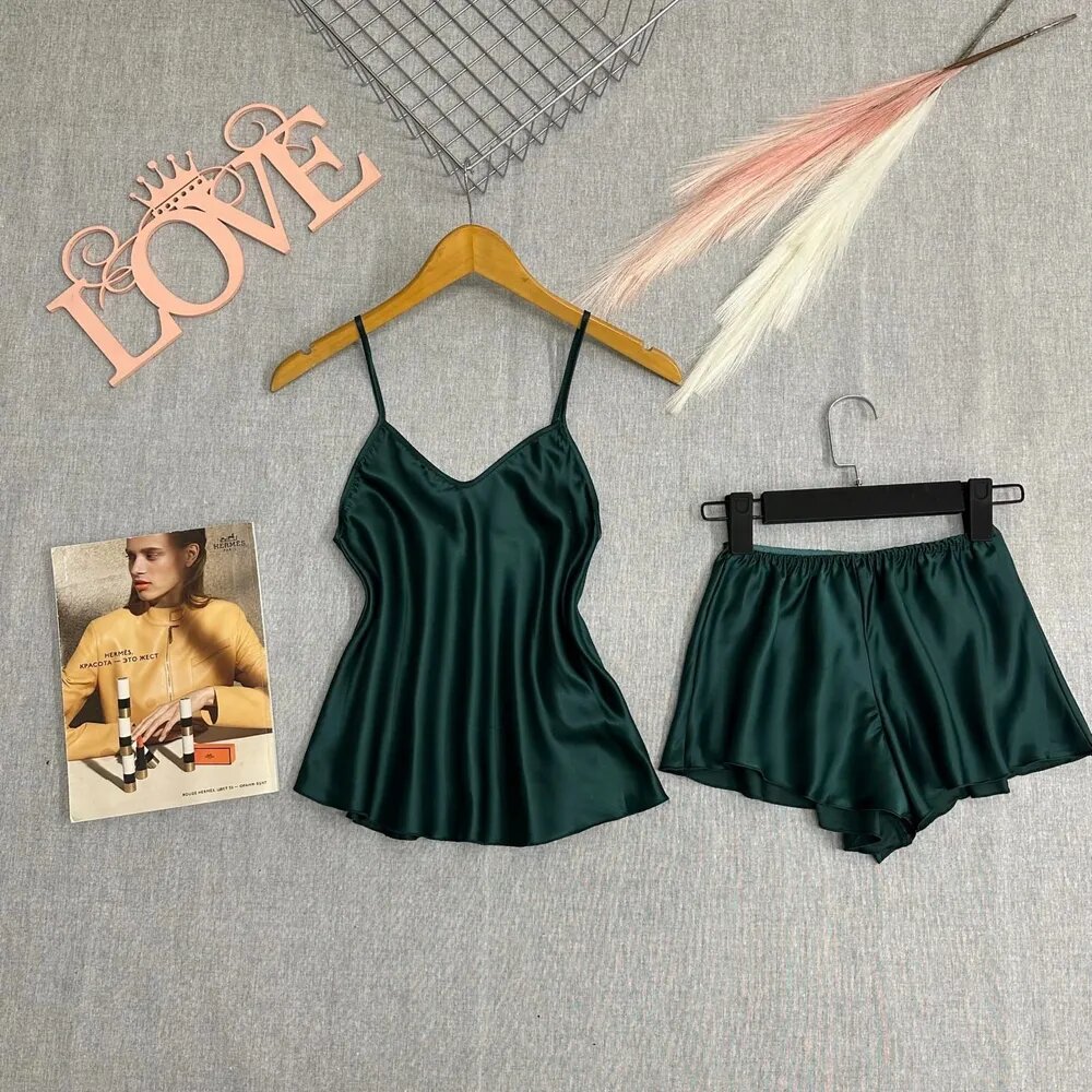 фото Шелковая пижама женская в подарок