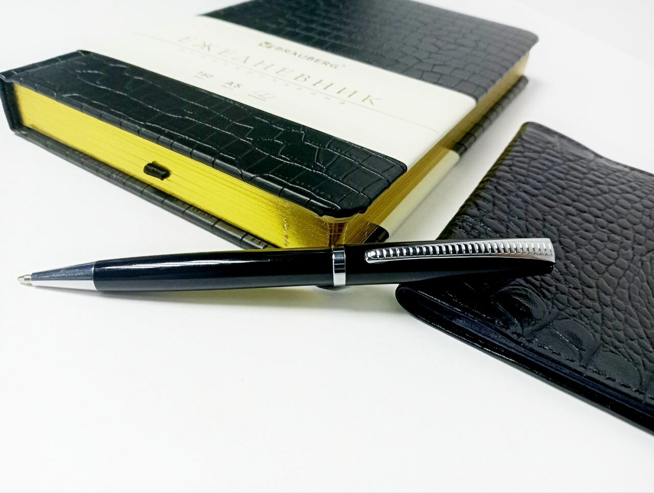 Канцелярский подарочный набор Comodo 3в1 ежедневник, обложка для автодокументов, ручка, для мужчины, черный