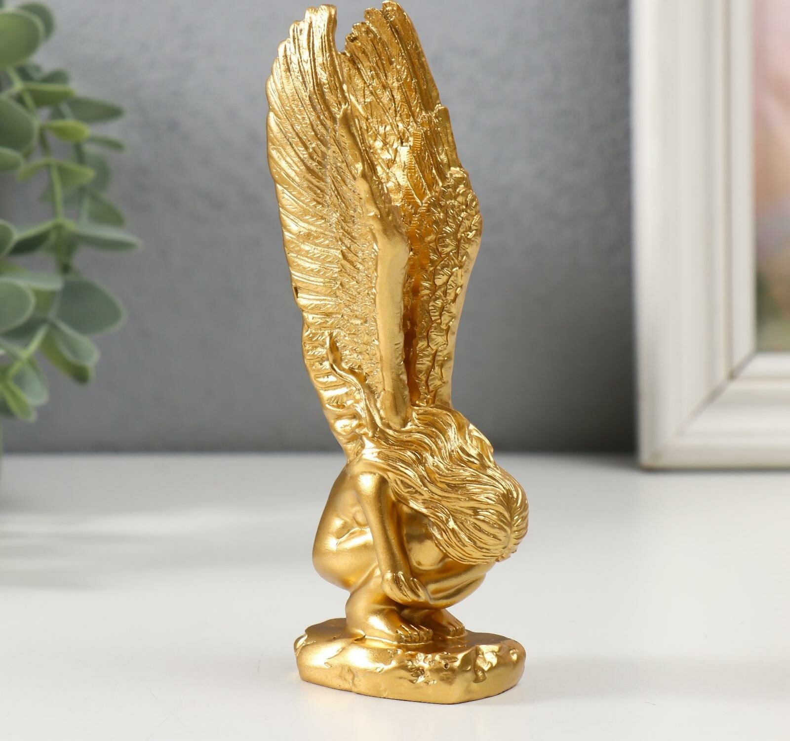 Сувенир полистоун "Ангел обнимает колени" золото 5х3,5х14 см
