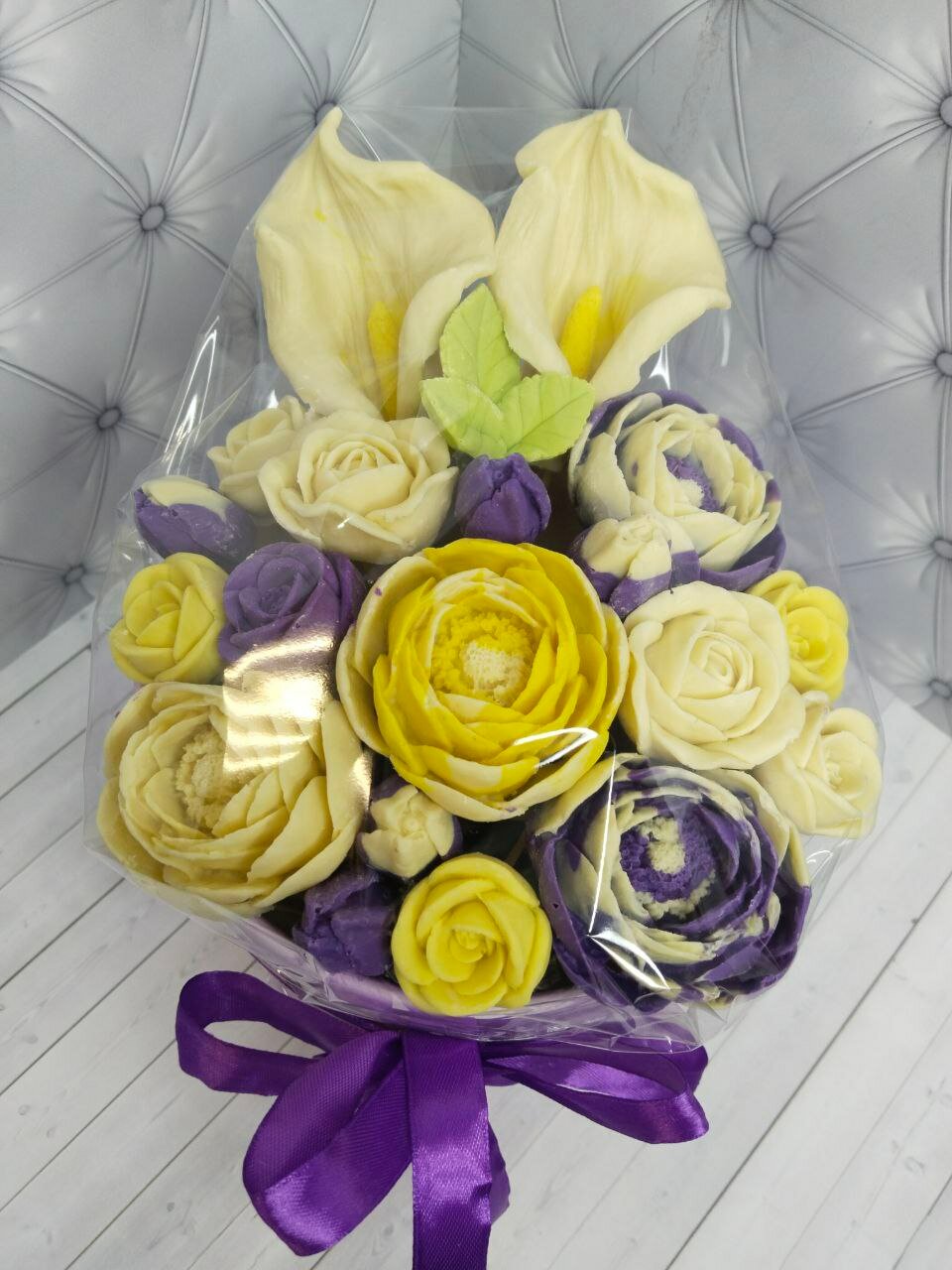 Авторский букет из шоколадных цветов "Афродита". Каллы, ранункулюсы, розы, пионы, чайная роза , тюльпаны и листья съедобные