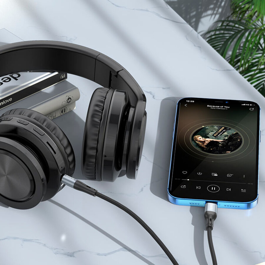 Аудио кабель HOCO AUX 3,5 для iPhone (Lightning) аукс для машины, смартфона, планшета, наушников, колонок, силиконовый — фото 1