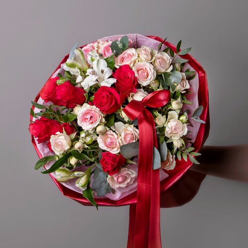 Изображение товара Букет цветов Ягодный шейк M в коробке и аквабоксе от "Простоцветы"