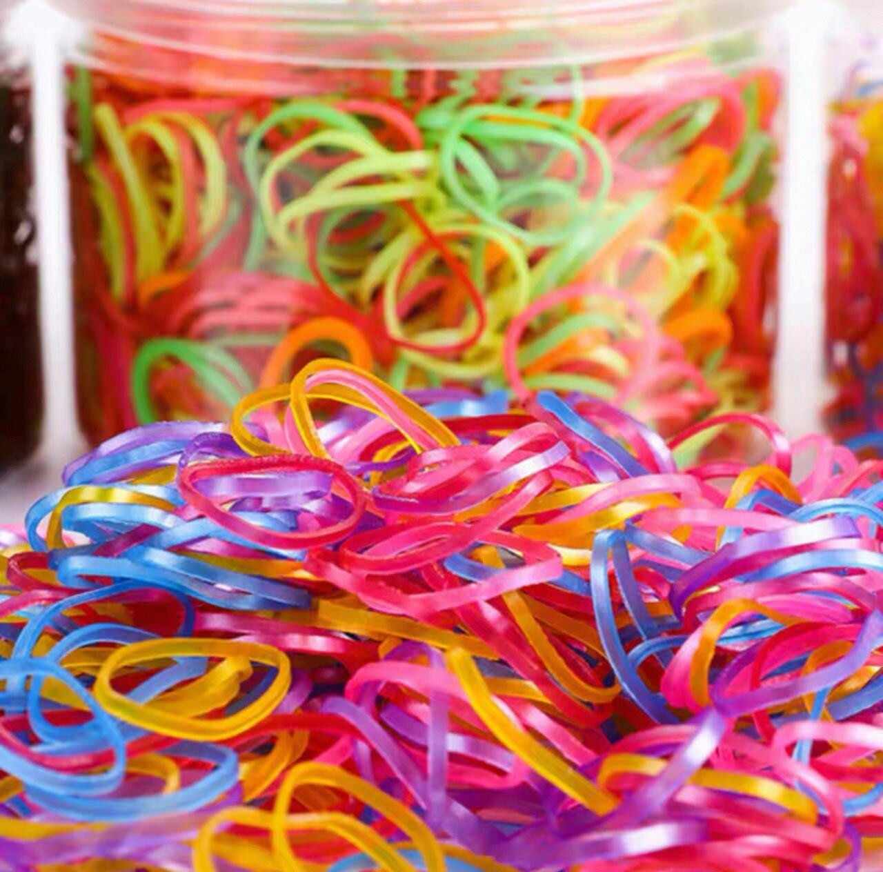 Набор резинок для волос в прозрачном чехле в наборе 2 вида заколки (черно белое) — фото 1