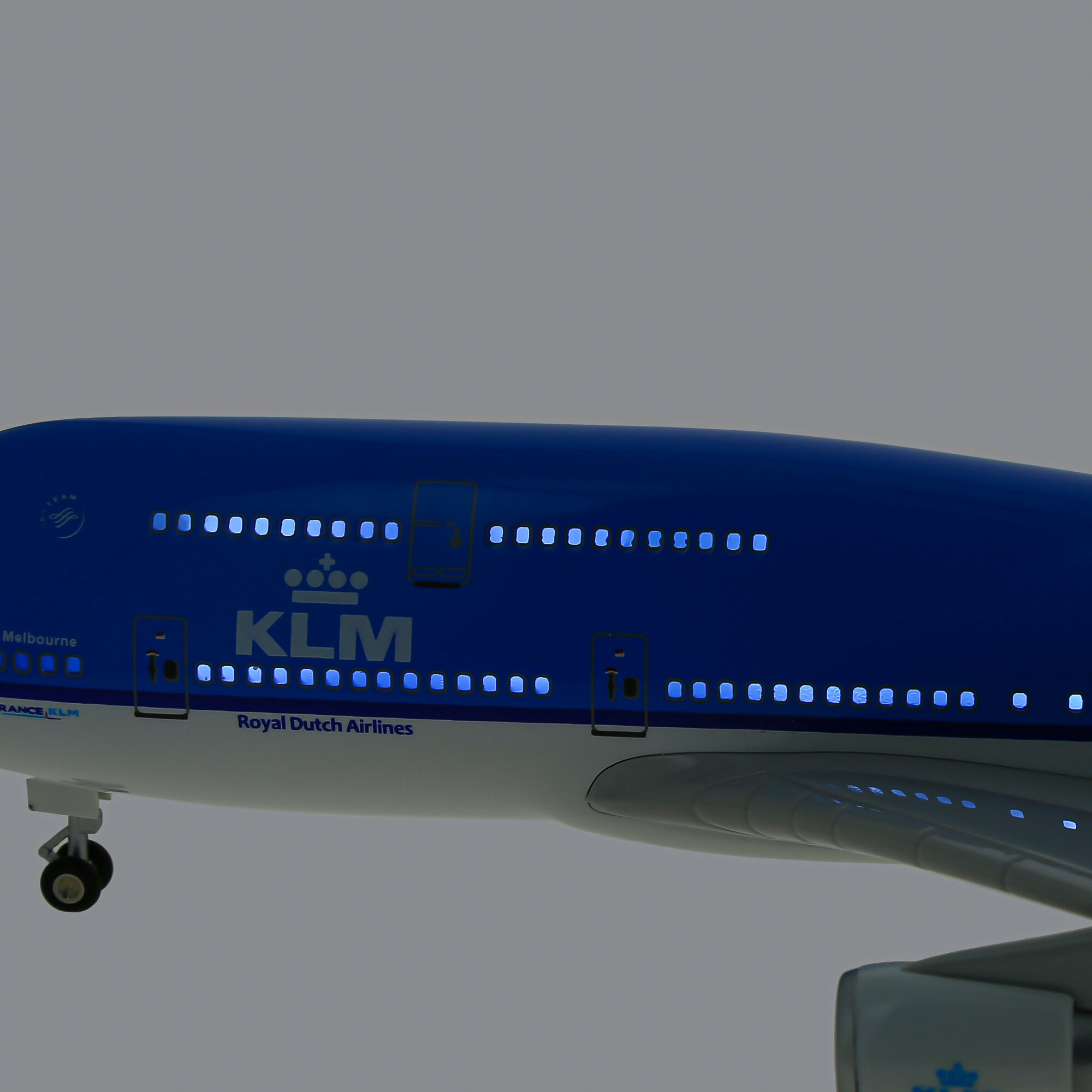Большая модель самолета Боинг 747 авиакомпании KLM, с освещением салона. Длина 47 см.