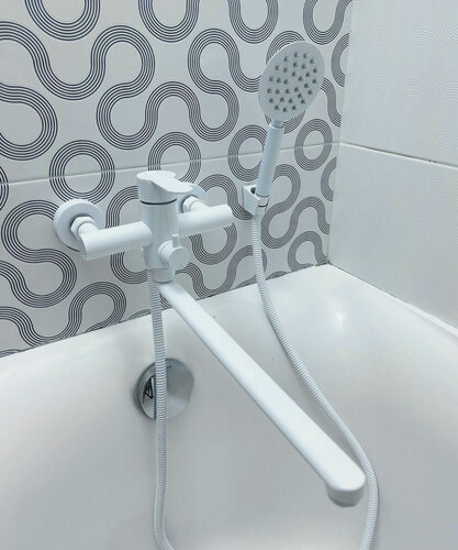 Изображение товара Смеситель для ванны и душа из нержавеющей стали с лейкой и шлангом Hansen HN22032-F Белый