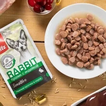Blitz Sensitive влажный корм для стерилизованных кошек и кастрированных котов с кроликом и индейкой в соусе, в паучах - 85 г — фото 1