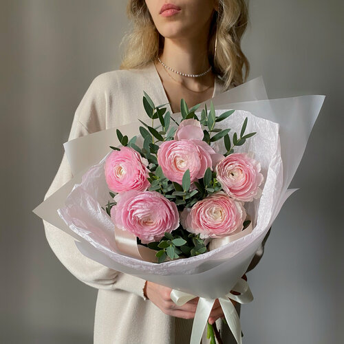 Изображение товара Нежные ранункулюсы с веточками эвкалипта в авторском оформлении. Veresk389