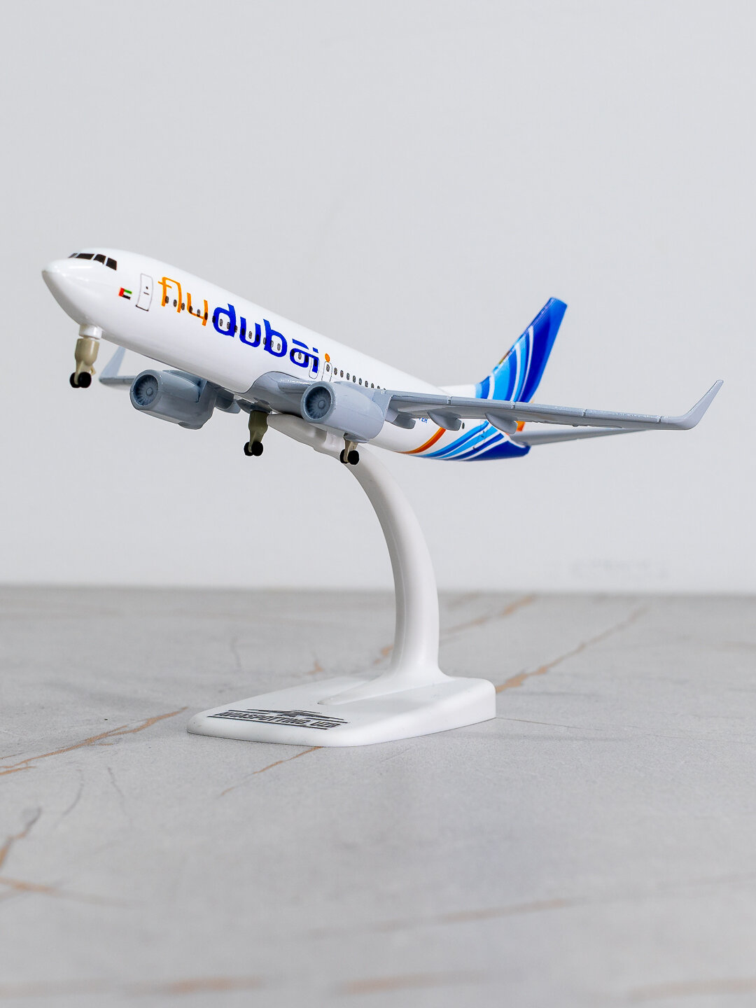 Модель самолёта Boeing 737, авиакомпания Fly Dubai, 20 см, металл+пластик, Шасси есть