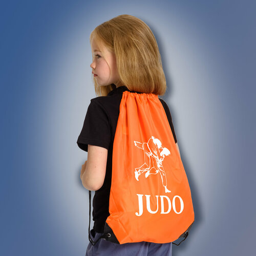 фото Сумка мешок для тех кто любит дзюдо с силуэтом борцов во время броска и надписью judo, оранжевого цвета aika "яркость и стиль в спорте"