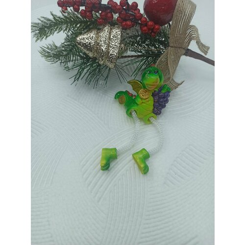 Дракончик с виноградом магнит новогодний достатка в дом символ года елка