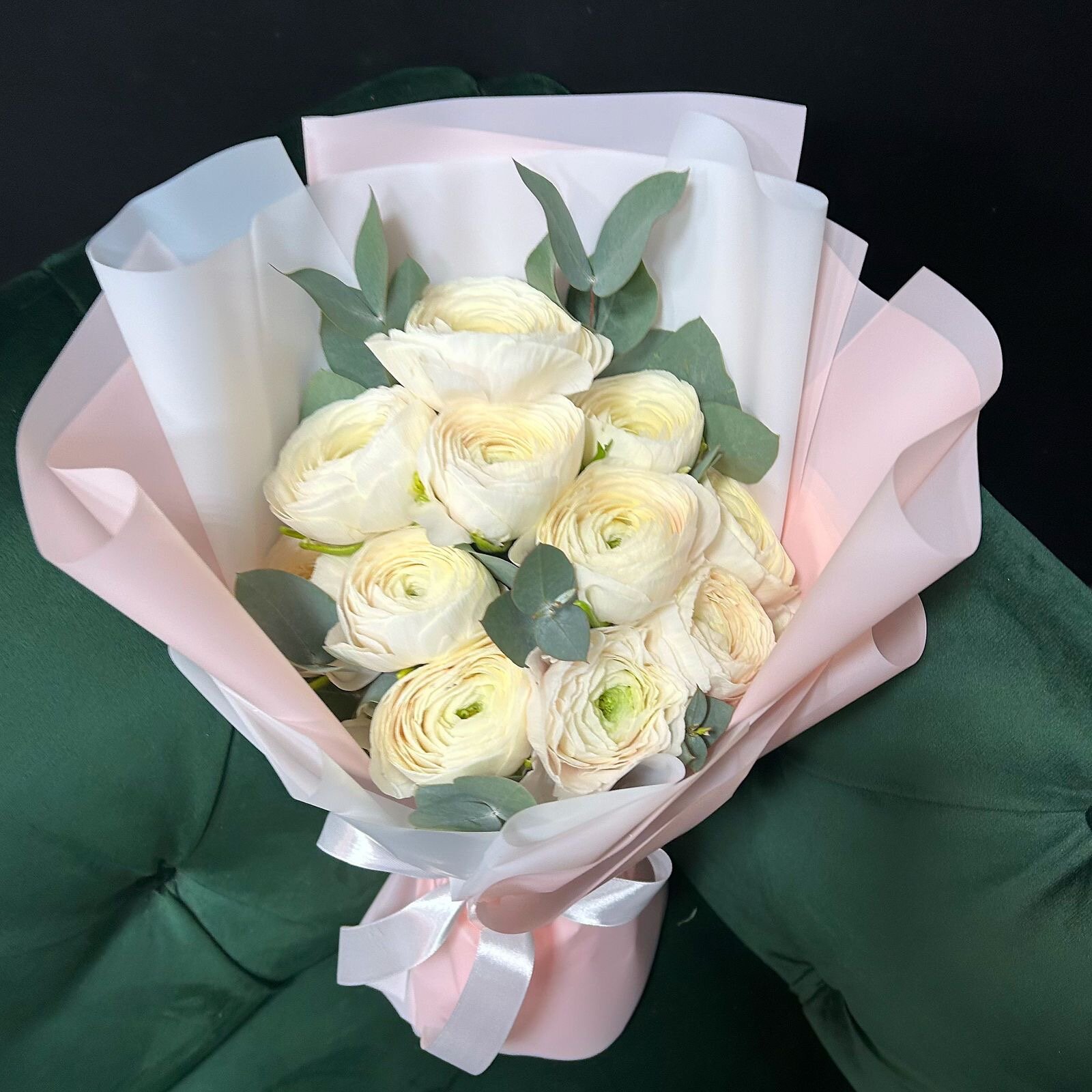 Букет из 11 ранункулюсов и эвкалипта в розово-голубой пленке