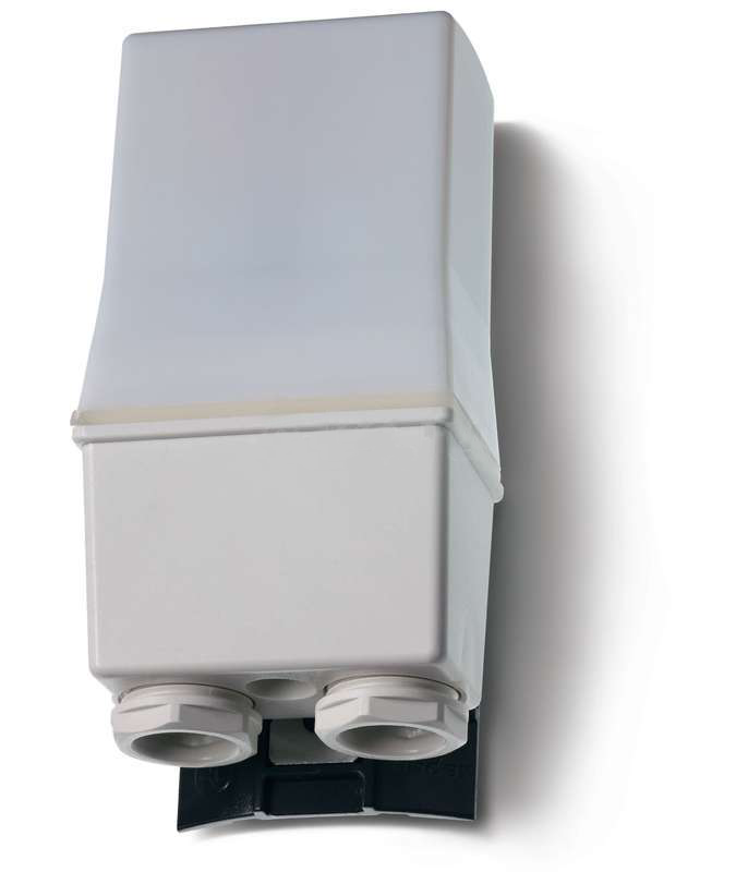 Finder Фотореле корпусное для монтажа на улице; 2NO 16A (L+N); питание 230В АC; настройка чувствительности 1…80люкс; степень защиты IP54