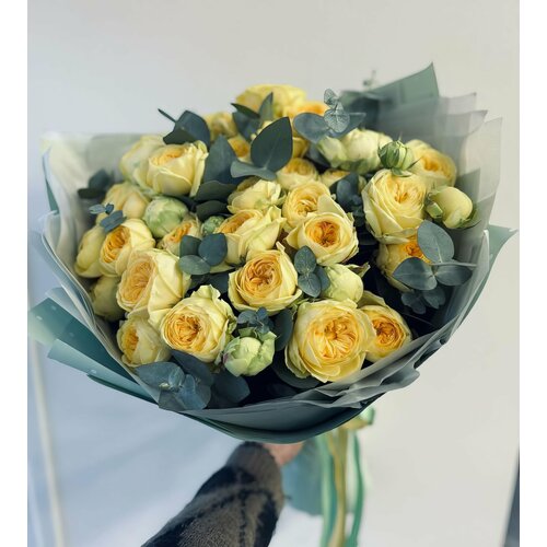 Букет из 31 желтой пионовидной розы "Peony bubbles" с эвкалиптом (М)