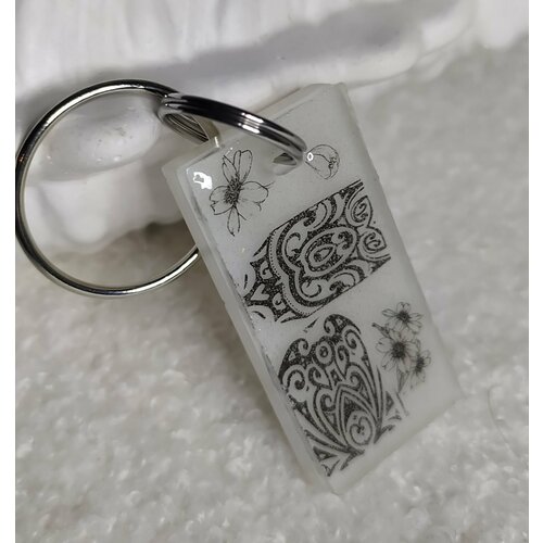 Брелок Ручная работа, каждая единица товара неповторима, глянцевая фактура, белый