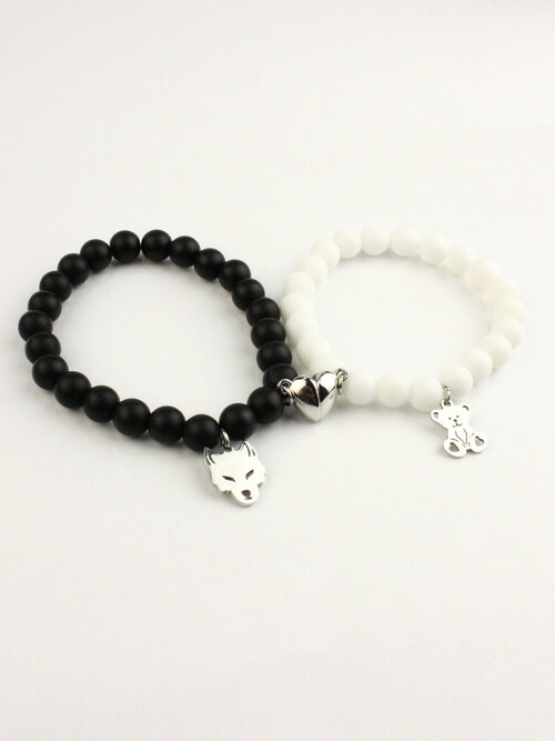 Комплект браслетов Pechinoga Design из натуральных камней, с подвесом волк и медвежонок, размер one size, черный, белый