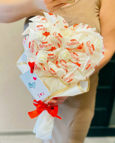 Изображение товара Букет на 14 февраля Raffaello "Сердце Рафаэлло", подарочный, в форме сердца, ручная работа, 400гр