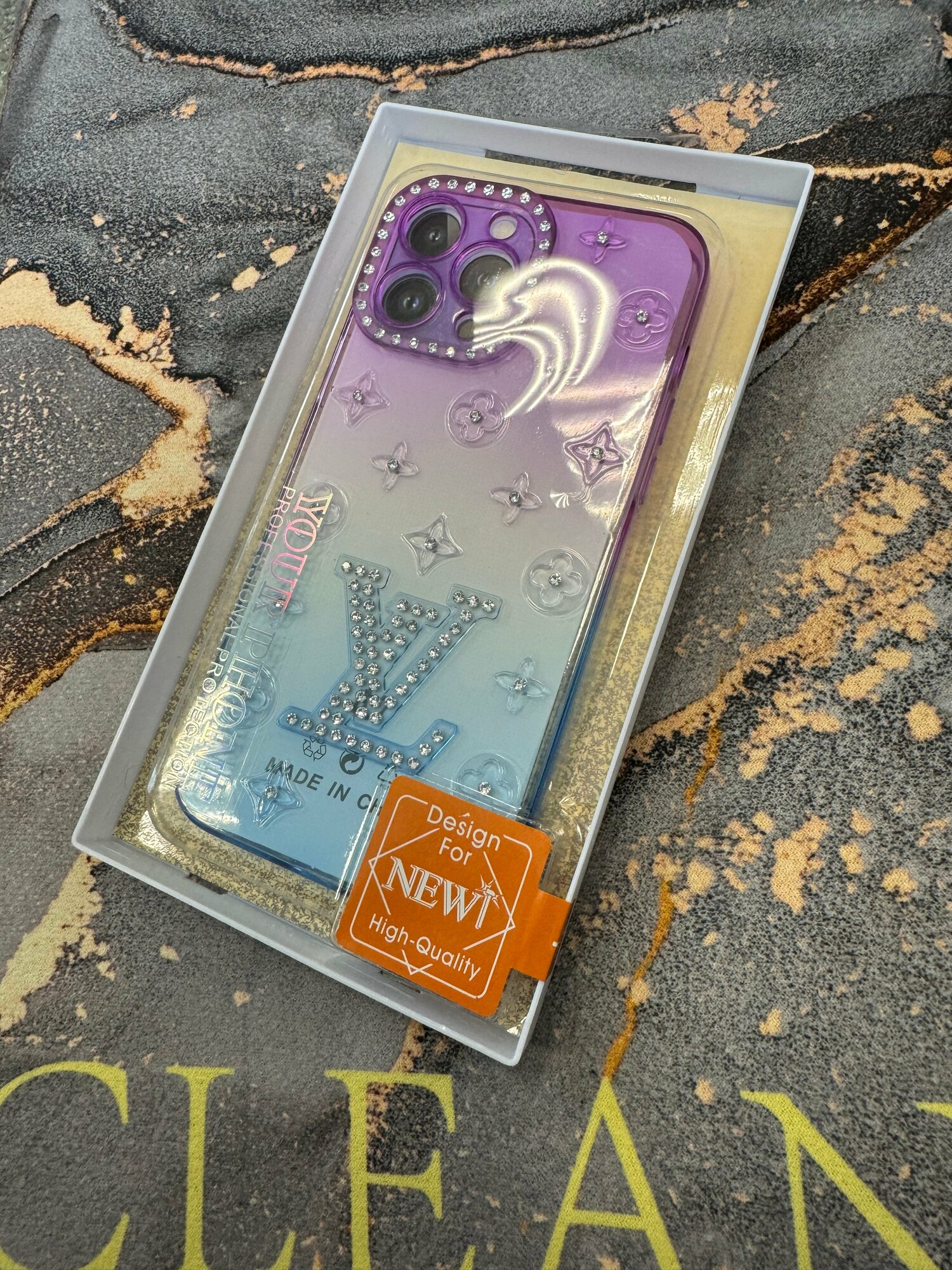 Чехол панель накладка бампер MyPads Gullo для iPhone 14 Pro тонкая силиконовая крышка с защитой задней камеры со стразами Луи Витон фиолетовый-голу.
