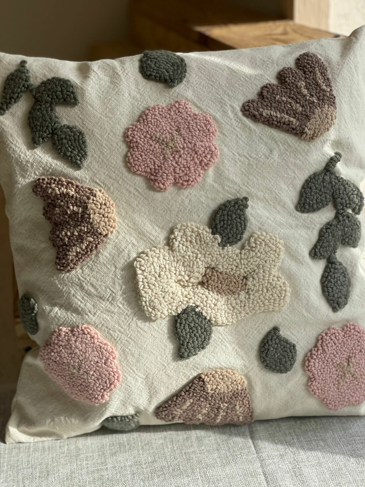 Декоротивная хлопковая подушка с ковровой вышивкой "Цветы1", ручная работа