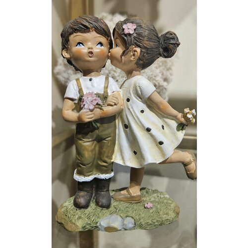 Красивая статуэтка Дети поцелуйчики, декор и интерьер в дом.