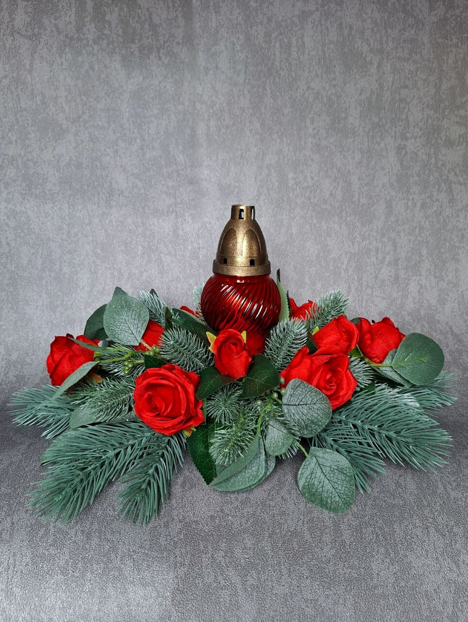 Траурный букет из искусственных цветов с лампадой / Композиция из искусственных цветов на могилу