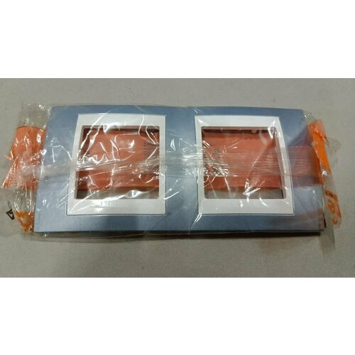 Рамка 2-ая вертикальная Голубой лед U6.004.854 Merlin Gerin