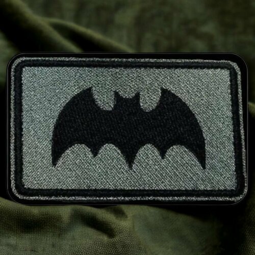 Шеврон патч нашивка декоративный элемент на липучке с рисунком Летучая мышь Бэтмен материал габардин 490₽