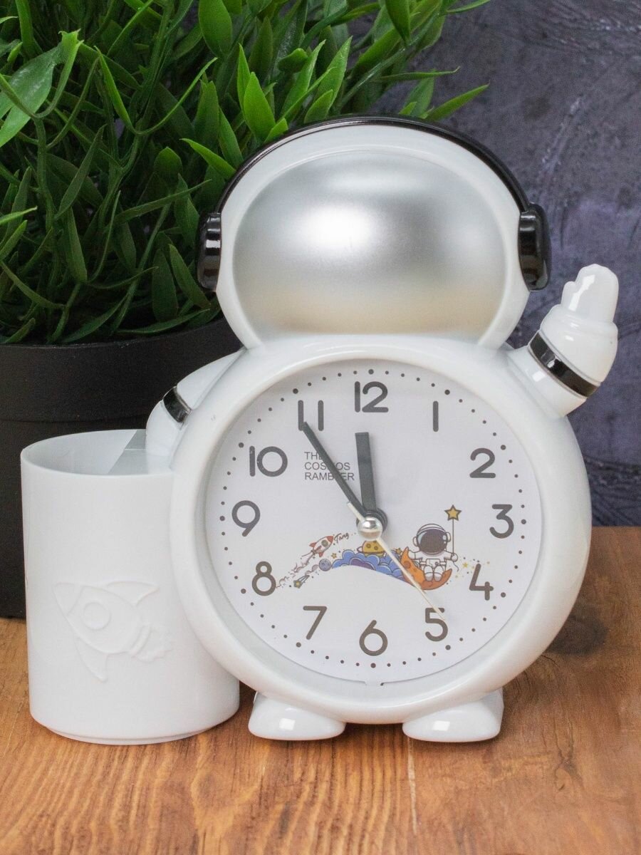 фото Часы настольные с будильником и подставкой для канцелярии Astronaut white