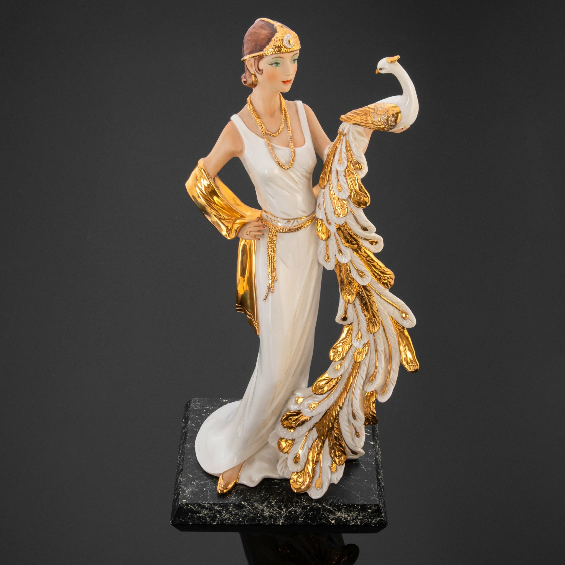 Статуэтка (скульптура) "Девушка с павлином" в стиле Ар-деко, фарфор, роспись