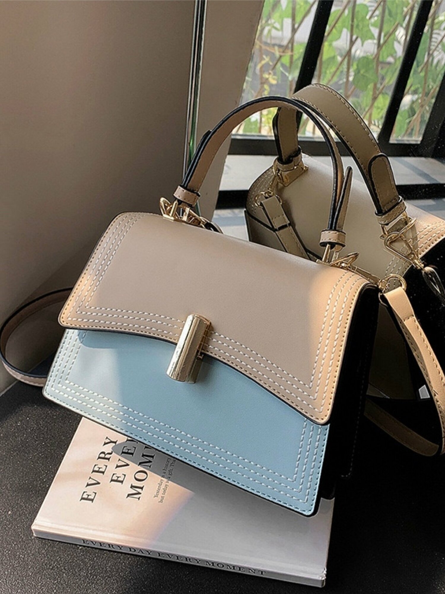 фото Женская кросс-боди сумка из экокожи DORIZORI Модель 68 Бежево-голубой/ Кросс-боди сумка на ремешке.