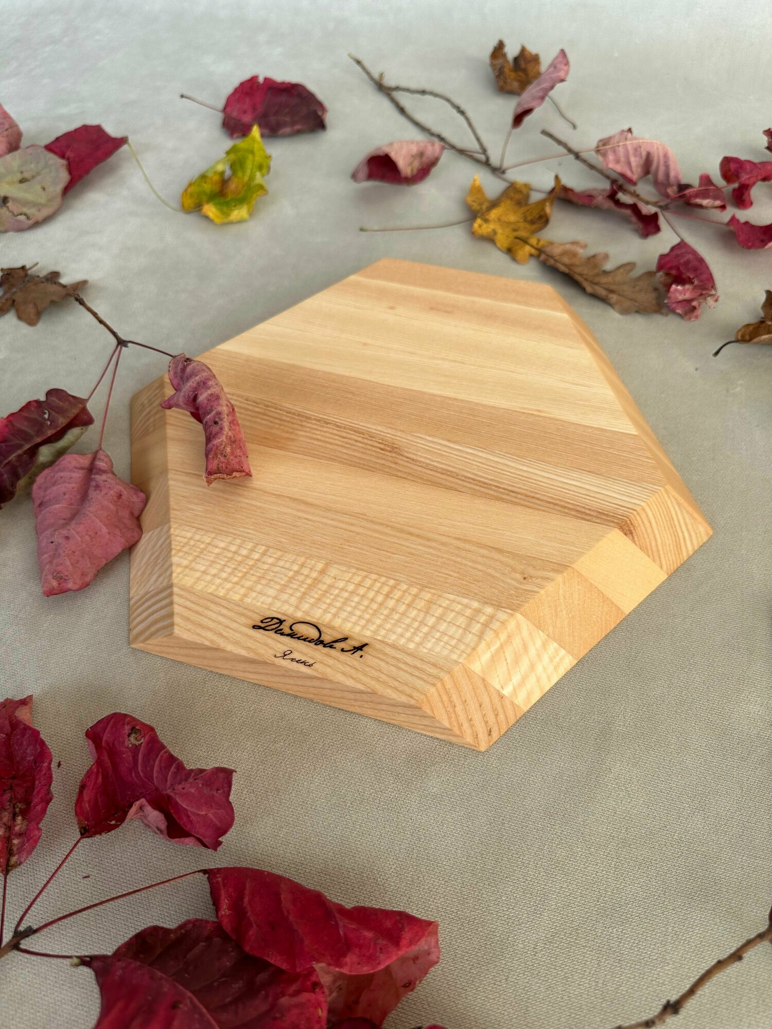 Разделочная доска "соты" ясень 30*26*3 (см)