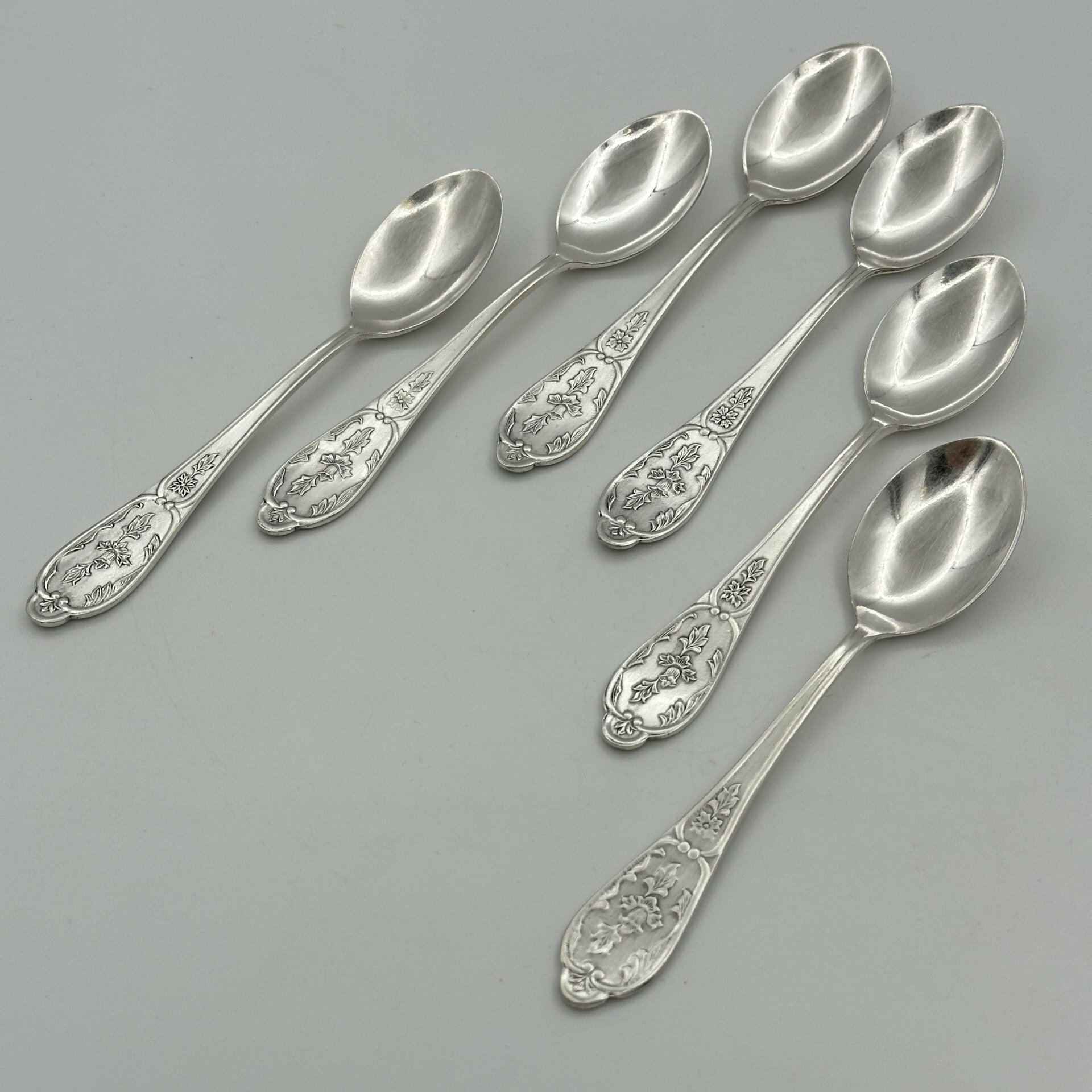 Набор чайных ложек на 6 персон, украшенных изображением колокольчиков