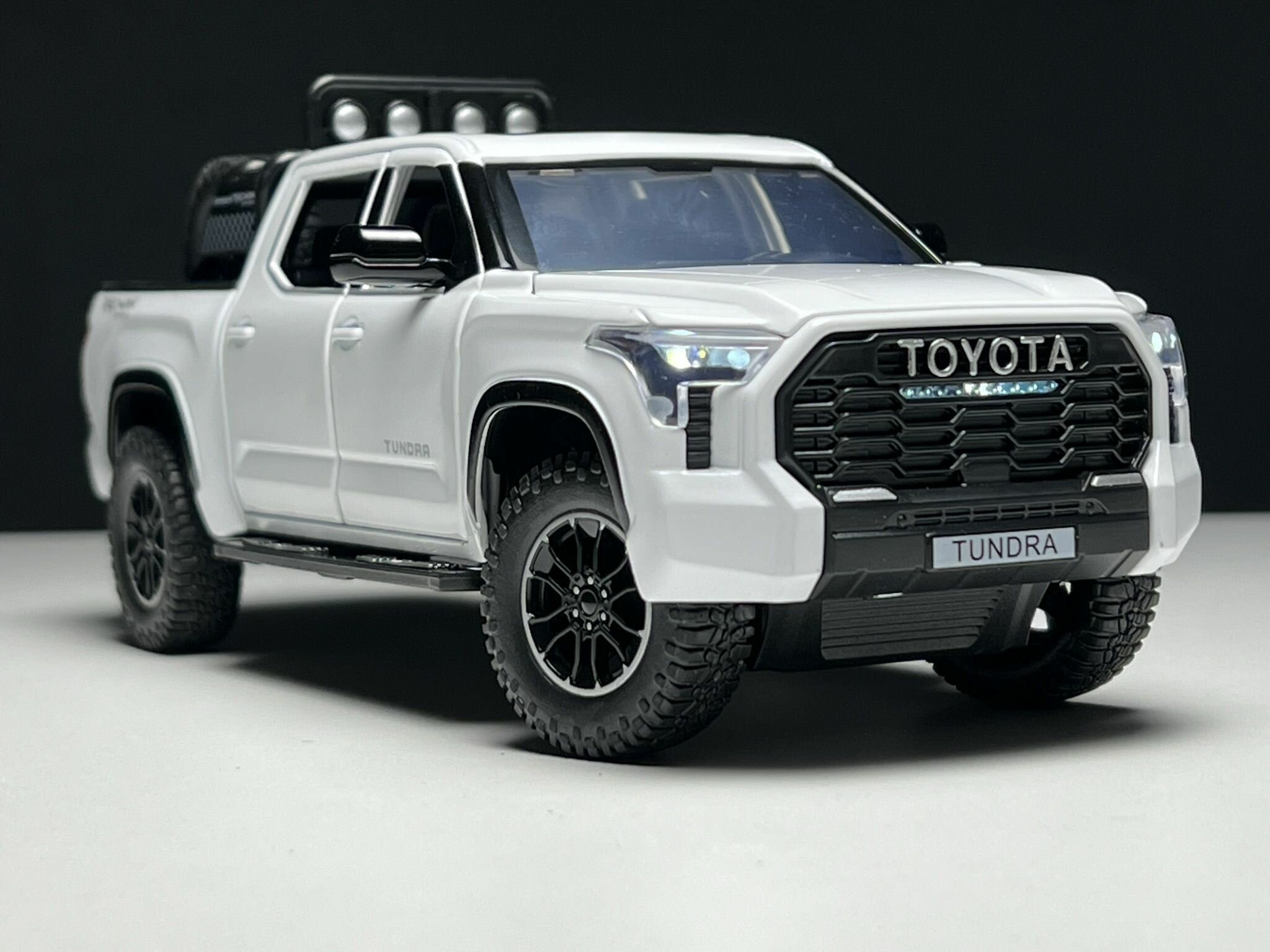фото Машинка металлическая Toyota tundra 1:24, Коллекционная модель машины для взрослых, Игрушечный автомобиль с звуковыми и световыми эффектами для детей