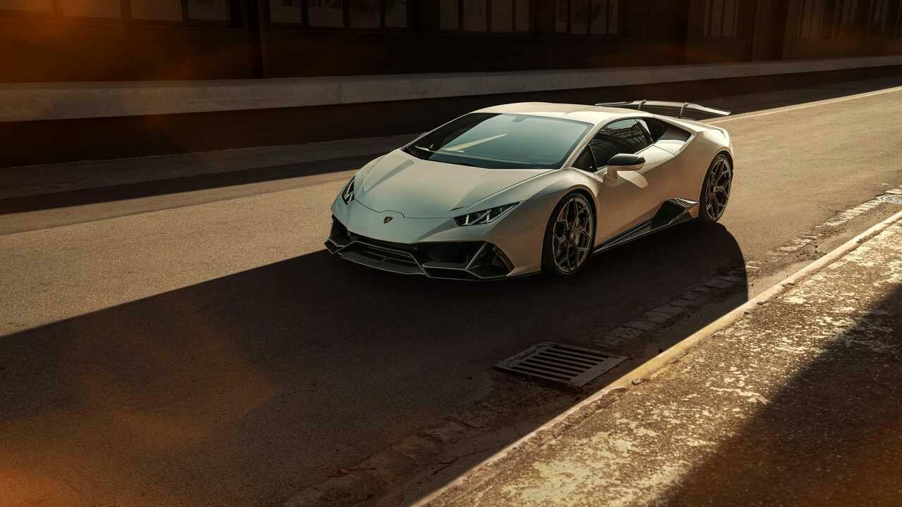 Картина на холсте 60x110 Альянс Лес "Серебристый автомобиль Lamborghini" на подрамнике / интерьер/ декор