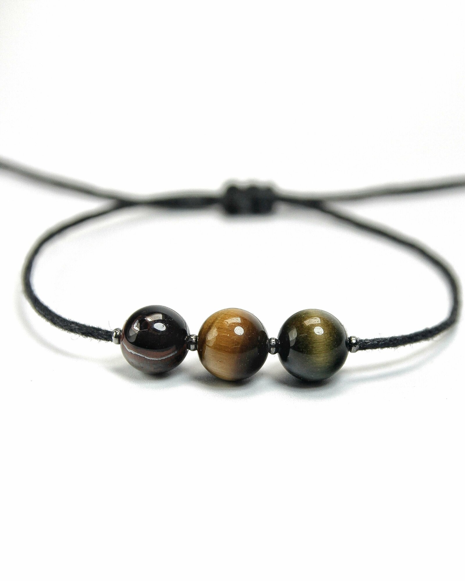 Браслет От сглаза - натуральные камни Бычий, Соколиный и Тигровый глаз, 8 мм - амулет на черном шнурке — фото 1