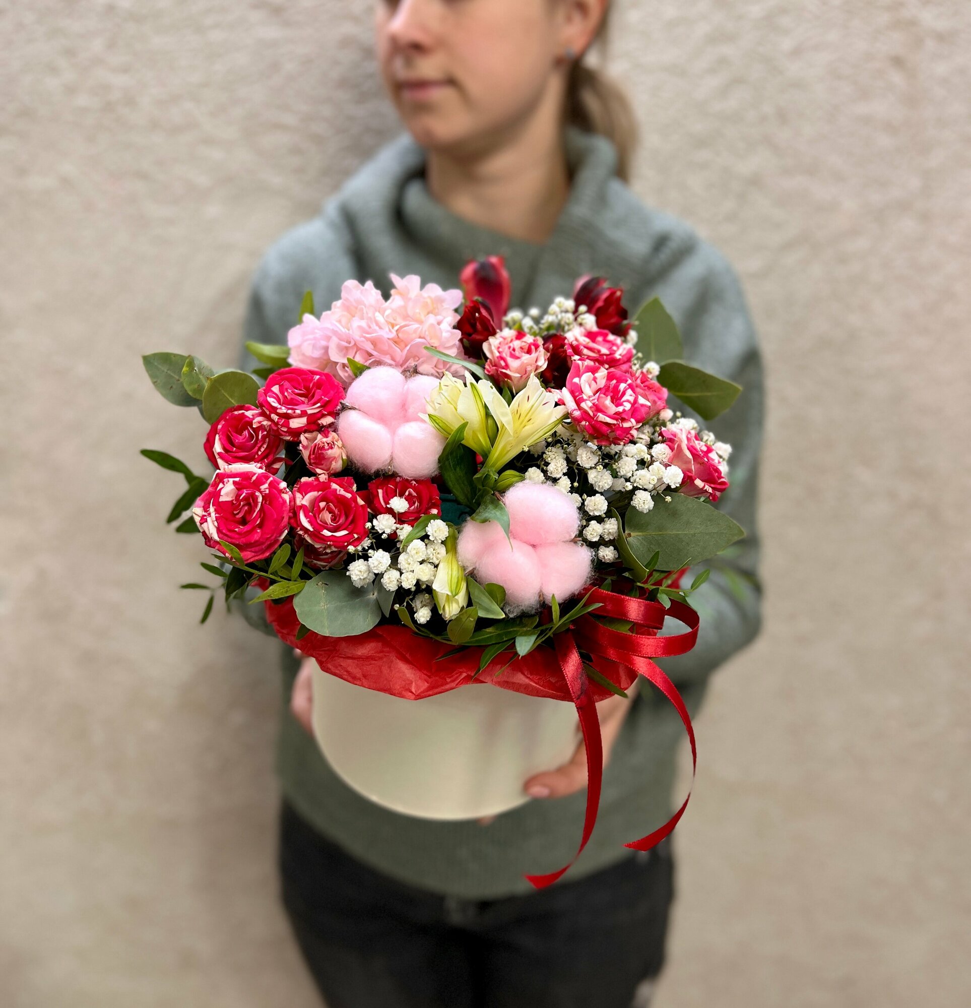 Свежие цветы кустовые розы гортензия и альстромерия в коробке живые ассорти цветов