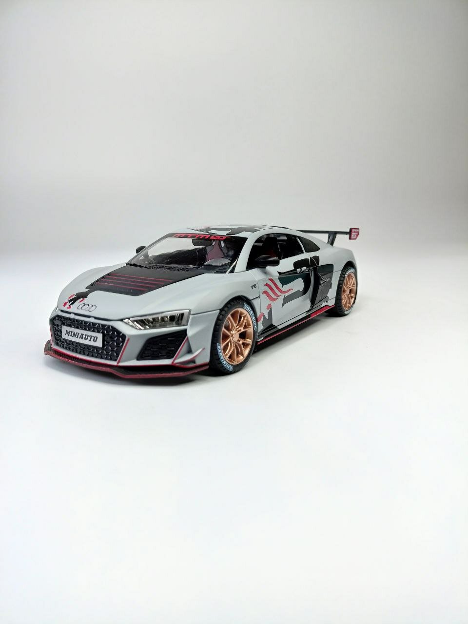 Коллекционная машинка игрушка металлическая Audi R8 IRON для мальчиков масштабная модель 1:24 серая