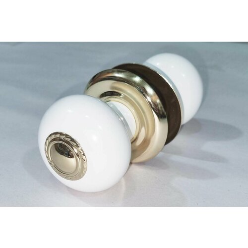 Ручка-кнопка дверная, дерево 1Бб1-1 белая, золотая планка, золотая накладка