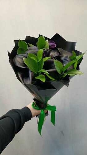 Изображение товара Прекрасный букет из 9 черных калл с зеленью высота 60 см с доставкой