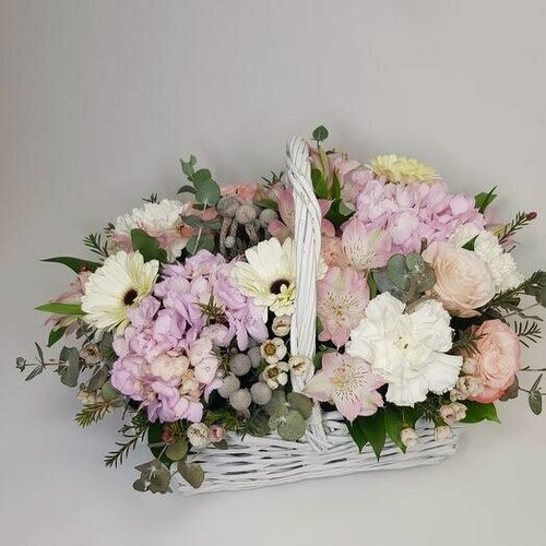 Изображение товара Большая корзина с цветами в нежных тонах из роз, гербер, гортензии, диантуса, альстромерии