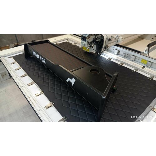 Стол-полка на панель для грузовика MAN F2000 Man Comandor Черная экокожа Красные соты 8290₽