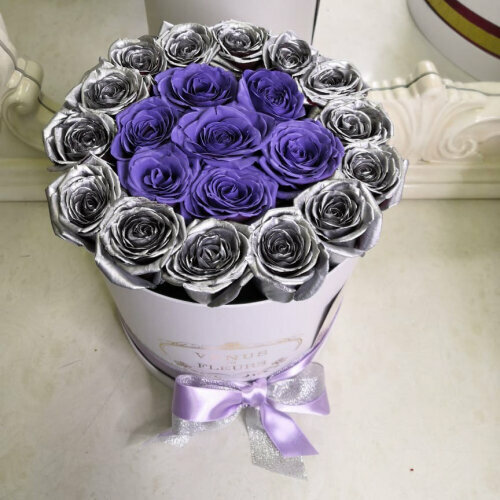 Букет живых цветов, фиолетовые розы с окантовкой 19 шт.