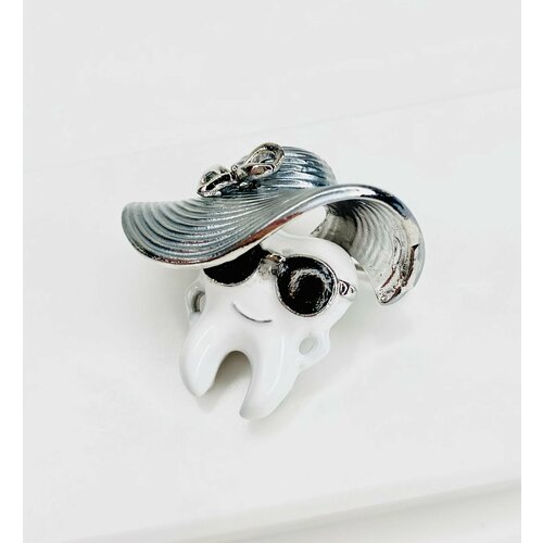 Брошь, искусственный камень, серебряный, белый дизайнерская тематическая брошь зуб